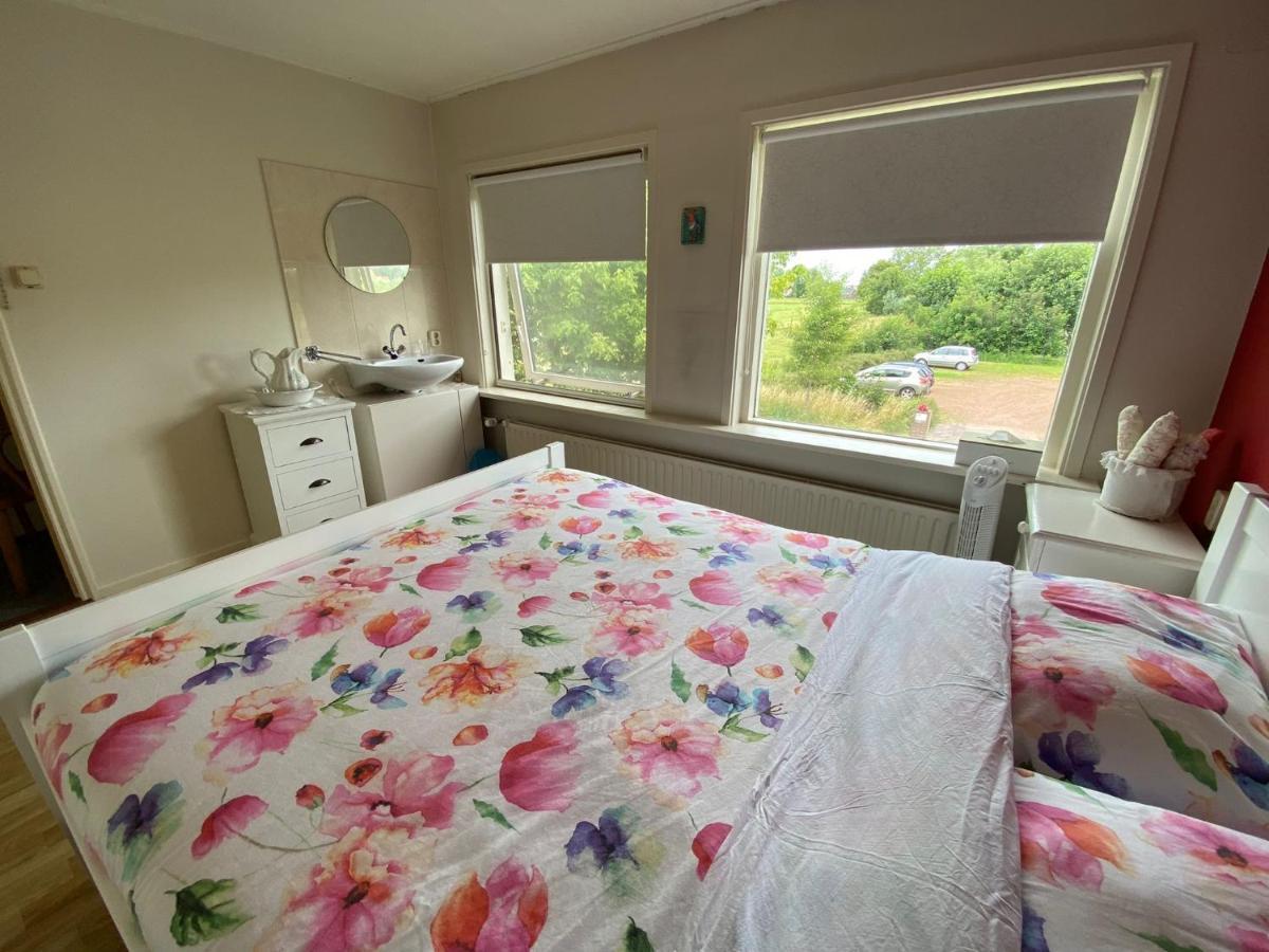 Huis Bij Het Water Met Sloepje Jutrijp Exteriör bild