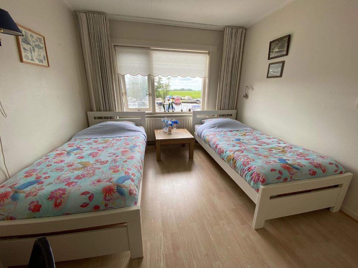Huis Bij Het Water Met Sloepje Jutrijp Exteriör bild
